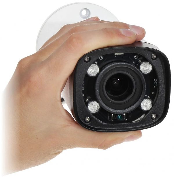 اندازه دوربین DH-IPC-HFW2320RP-ZS-IRE6 در دست